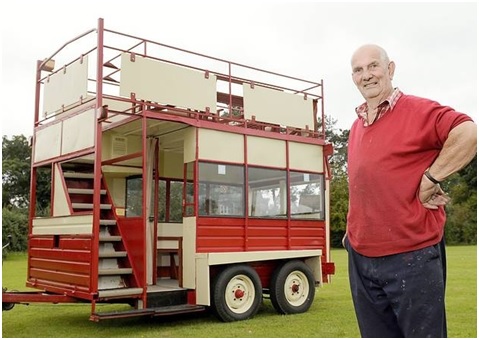 Horsebox converted into a Bus
